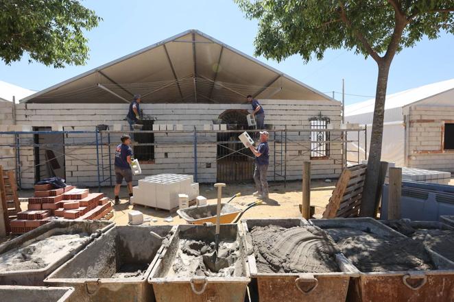 El montaje de las casetas de la Feria de Córdoba 2022, en imágenes