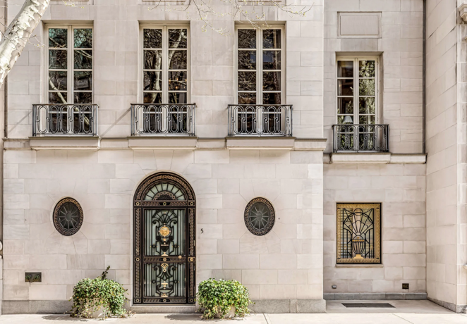 La mansión neoyorkina que perteneció a Gianni Versace. El recuerdo de Gianni Versace sigue más vivo que nunca 25 años después de su asesinato y no solo por su firma de ropa, que ahora dirige su hermana Donatella, sino también porque ha salido al mercado una de sus propiedades más preciadas.