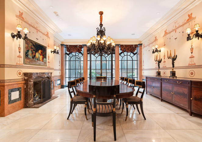 La mansión neoyorkina que perteneció a Gianni Versace. El modisto la compró por 7,5 millones de dólares (unos 7,11 millones de euros al cambio) en 1995 y en 2005 fue vendida por la familia por 30 millones de dólares (unos 28,4 millones de euros al cambio) a una empresa controlada por el administrador de fondos de cobertura sueco Thomas Sandell y su esposa, que son quienes ahora han decidido sacarla a la venta.