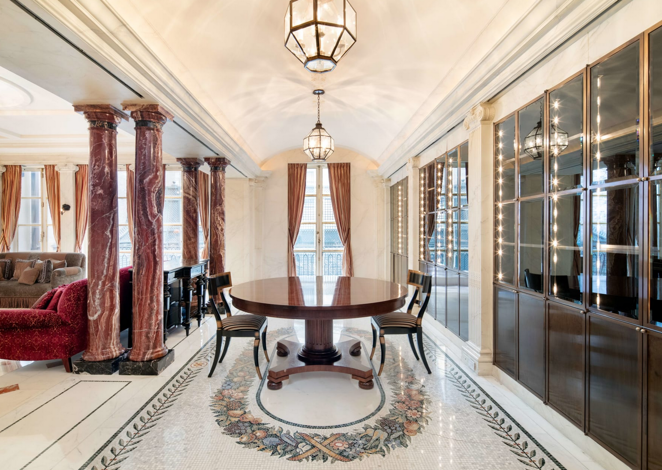 La mansión neoyorkina que perteneció a Gianni Versace. El gusto del diseñador se puede ver todavía en la mayoría de estancias de la mansión con detalles como mármol italiano, mosaicos, suelos de parqué austriaco, cinco chimeneas de piedra tallada y varias columnas de estilo griego.