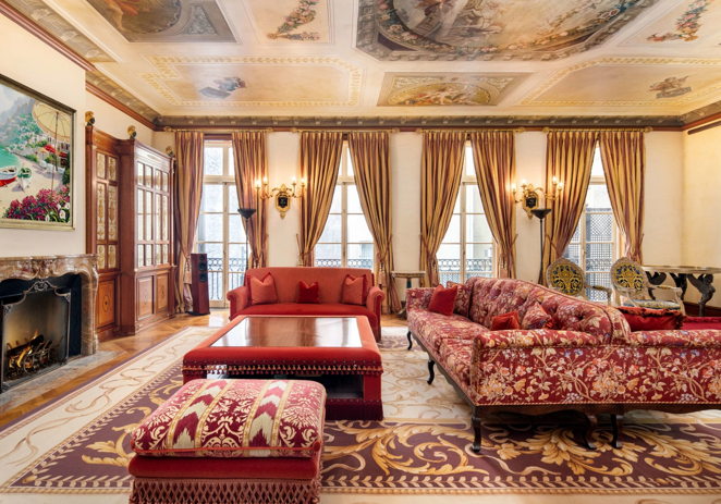 La mansión neoyorkina que perteneció a Gianni Versace. Entre sus diferentes estancias destaca el gran comedor, en el que llaman la atención sus paredes pintadas a mano e inspiradas en la Sala Etrusca de Robert Adam en Osterley Park, una sala de estar que luce un techo pintado que recuerda a la Capilla Sixtina junto con paneles restaurados del siglo XIX que representan escenas del Elíseo que Versace obtuvo de un palacio florentino y una biblioteca/oficina.