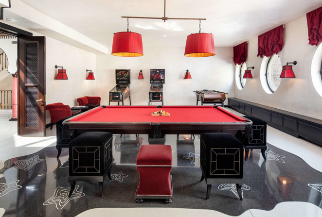 La mansión neoyorkina que perteneció a Gianni Versace. La familia Sandell trató de mantener la esencia Versace lo máximo posible y solo realizó algunos cambios en las dos últimas plantas que incluyen una segunda cocina, suelos de terrazo con incrustaciones de mármol, una sala multimedia de estilo marroquí y una sala de juegos circular.