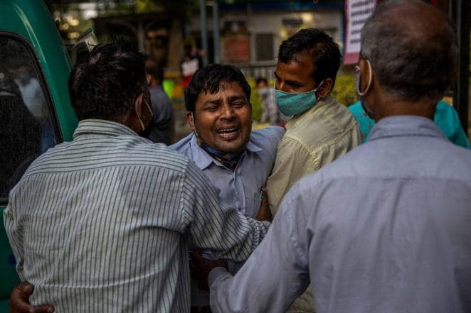 Un hombre llora tras conocer que un familiar ha fallecido por Covid en el hospital Guru Teg Bahadur en Nueva Delhi, el 23 de abril de 2021