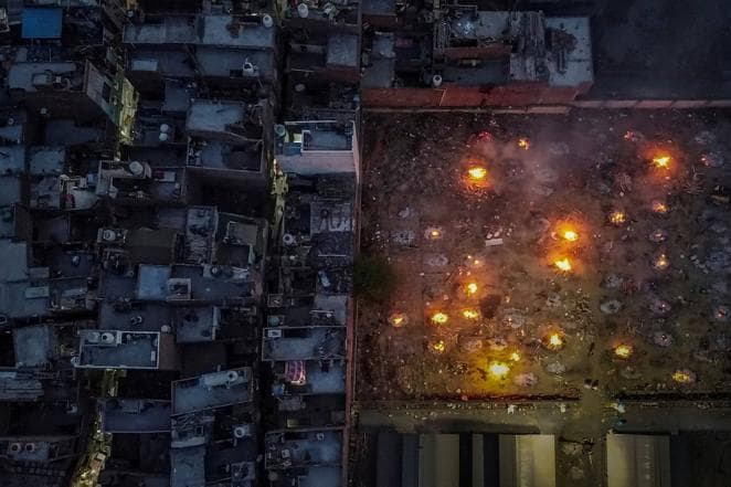 Las residencias rodean los terrenos de un crematorio durante una incineración masiva de víctimas de la pandemia en Nueva Delhi, el 22 de abril de 2021