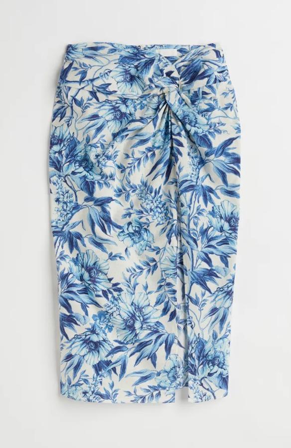 H&amp;M - Faldas pareo todoterreno cargadas de estilo. Falda drapeada cpon estampado de flores y mezcla de lino. Precio: 29,99€.