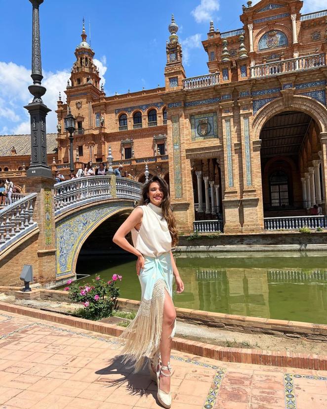 La inspiración flamenca, todo un acierto. También ganan fuerza los que se asemejan a los mantones de Manila, con flecos y nudos en la parte delantera con silueta de tulipán. Triunfan también los drapeados, estampados de flores y asimetrías.