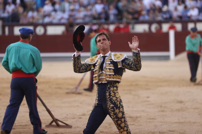 'El Juli' saluda a la grada. 