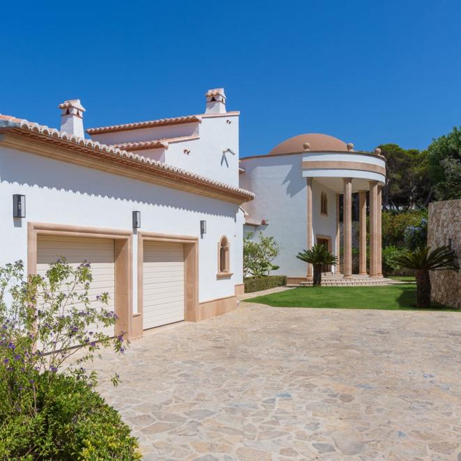 La villa más lujosa de Jávea de 9,5 millones de euros. Una entrada ancha y larga hacia el mar, nos lleva a la villa que sorprende desde el primer momento.