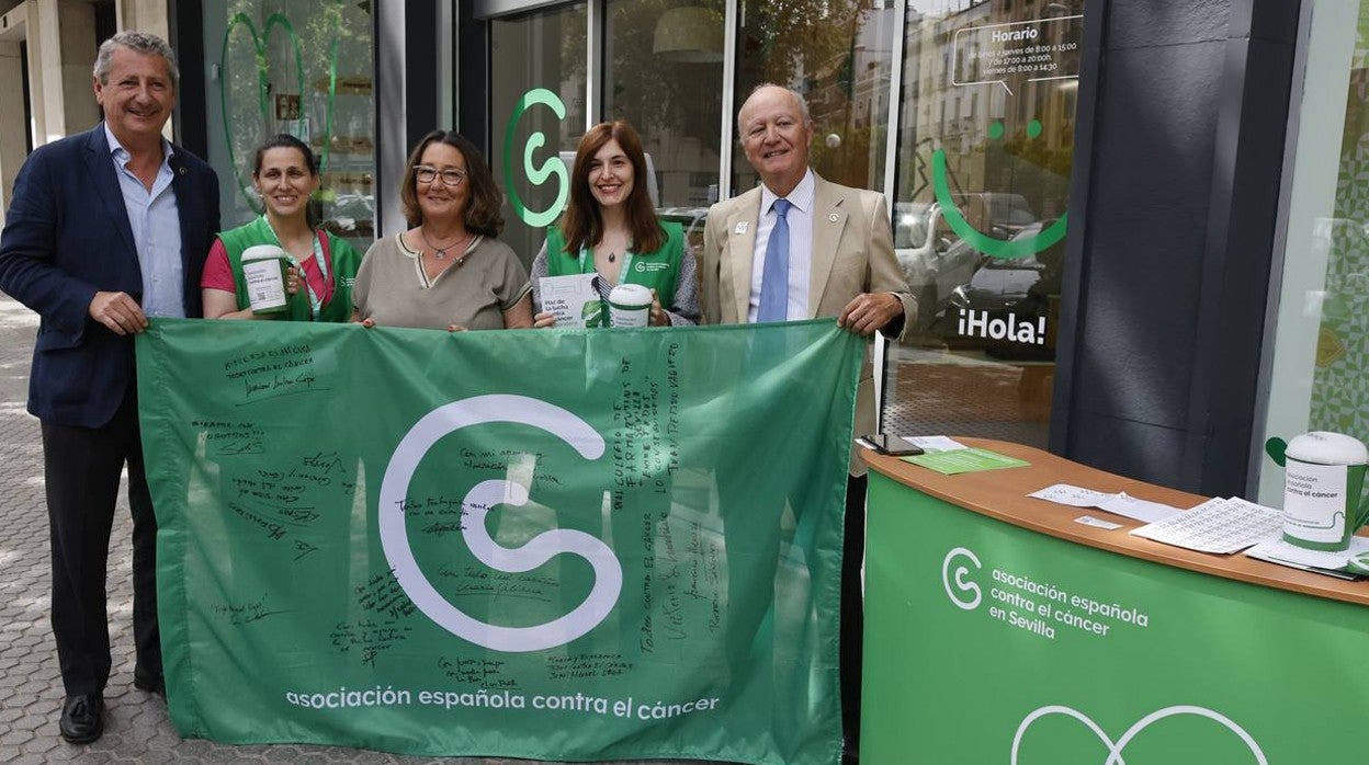 Sevilla se une a la campaña &#039;Haz de la lucha contra el cáncer tu bandera&#039;