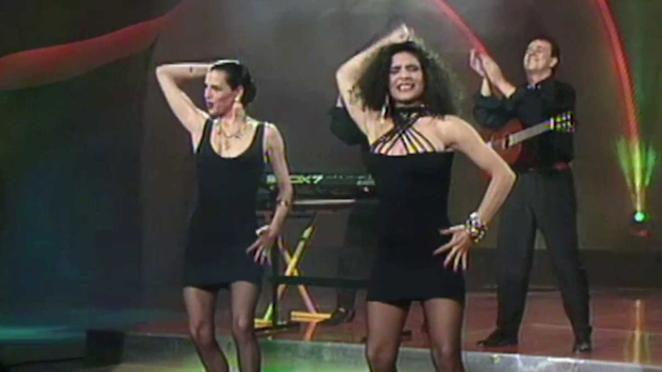 Azúcar Moreno (1990). Las hermanas de Los Chunguitos perdieron poco antes de la final los vestidos que Francis Montesinos les había diseñado. Según ellas mismas contaron, se fueron de compras por Zagreb y se hicieron con dos 'little black dress' de marca desconocida, con los que triunfaron en su espectáculo.