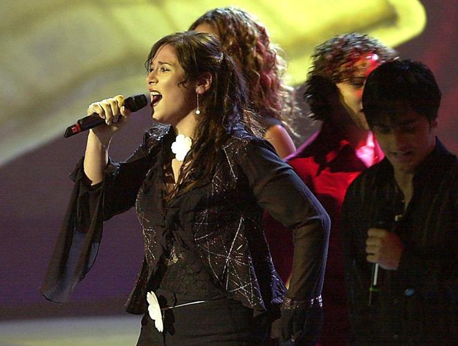 Rosa López (2002). La cantante de Operación Triunfo optó por un 'total look' negro con pantalón y blusa, uno de los estilismos más sencillos que se recuerdan en el Festival.