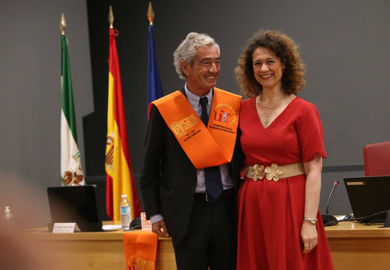 Acto de homenaje a los egresados ilustres de la facultad de Económicas y Empresariales de Sevilla. ROCÍO RUZ