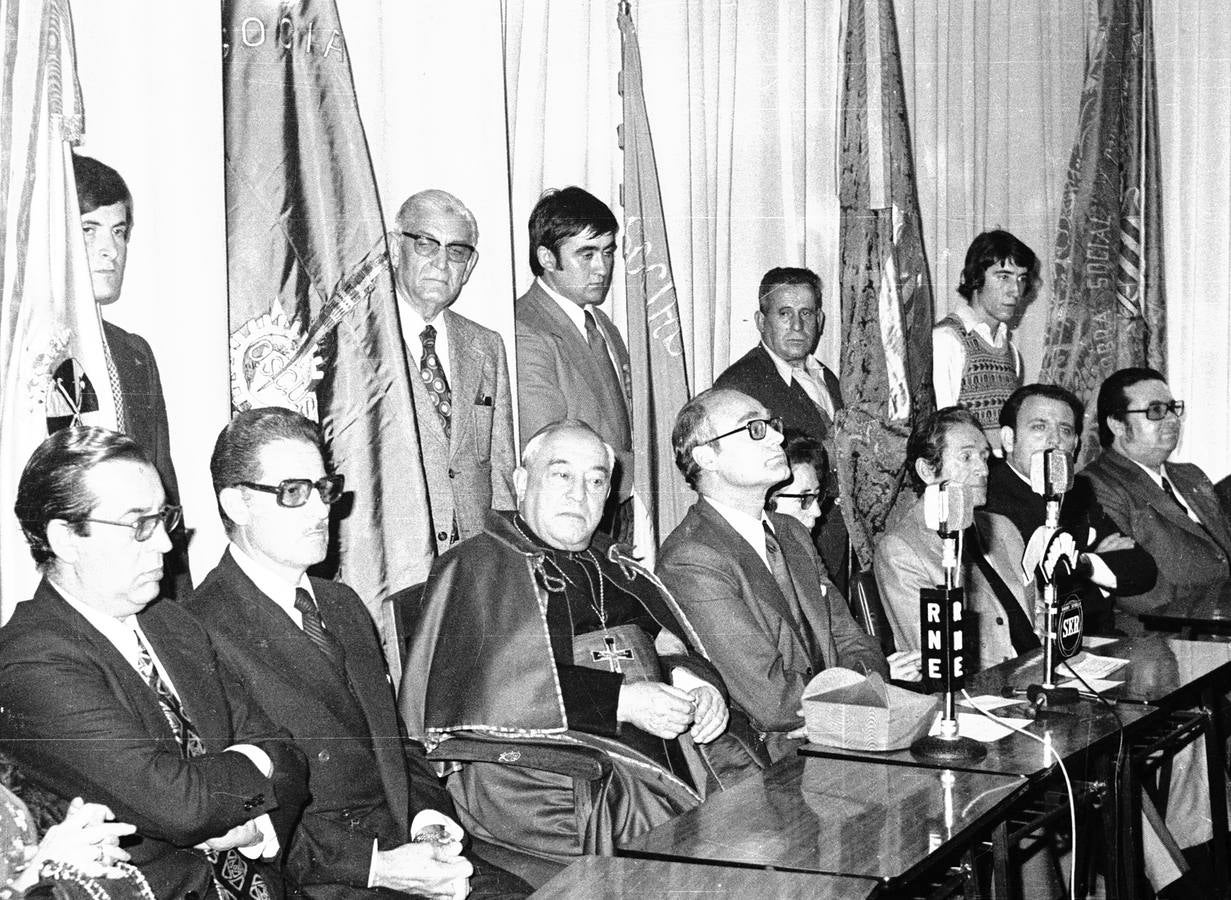 El cardenal Bueno Monreal en un acto de la Obra Social (c. 1980). MARTÍN CARTAYA