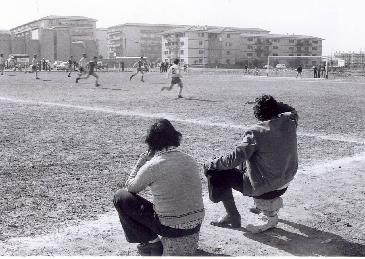 Partido de fútbol en un Parque Alcosa en construcción (c. 1975). MARTÍN CARTAYA