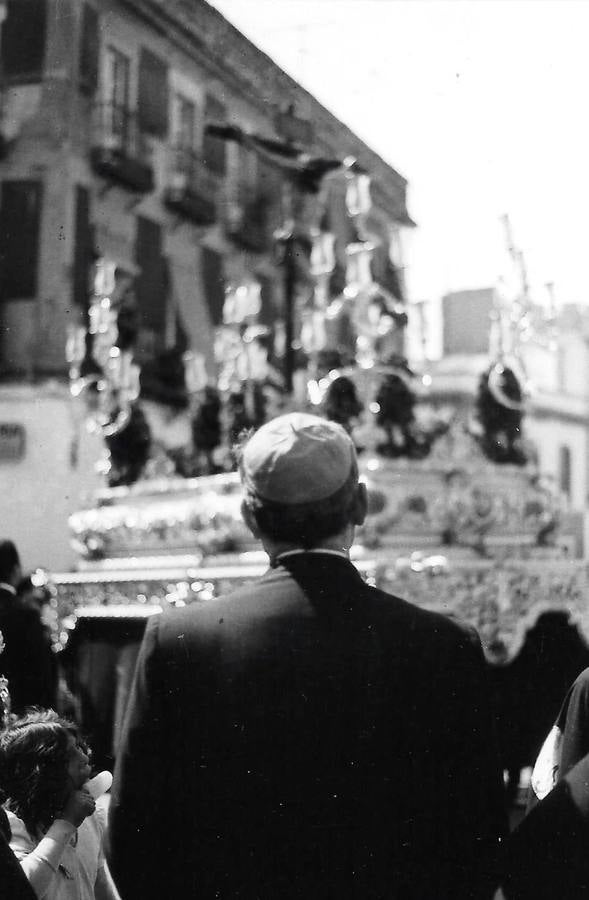 Carlos Amigo Vallejo contempla el Cristo de la Salud de San Bernardo en su primera Semana Santa en Sevilla. 1983. MARTÍN CARTAYA