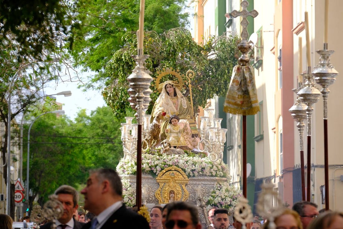 Vídeo: La Pastora de Trille recorre las calles de Cádiz