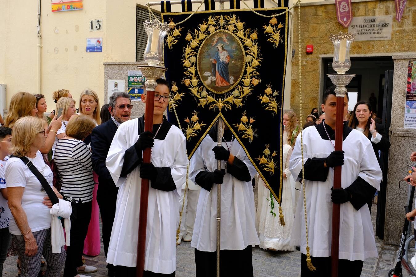 Vídeo: La Pastora de Trille recorre las calles de Cádiz
