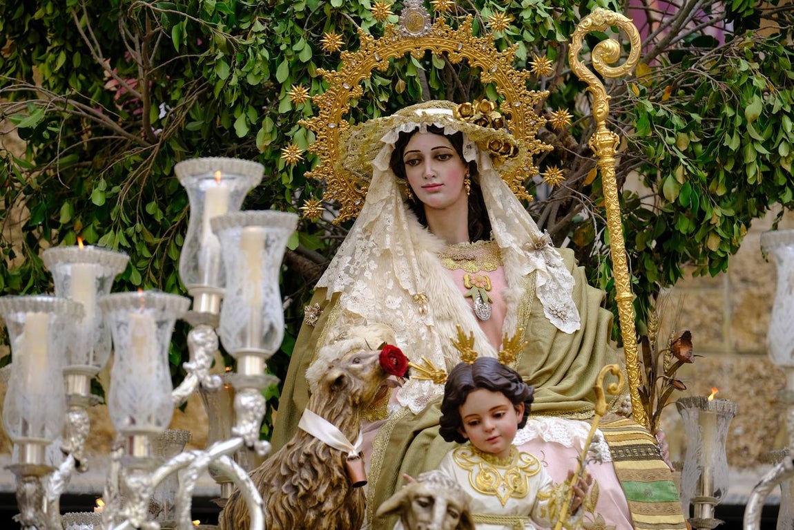 Vídeo: La Pastora de Trille recorre las calles de Cádiz