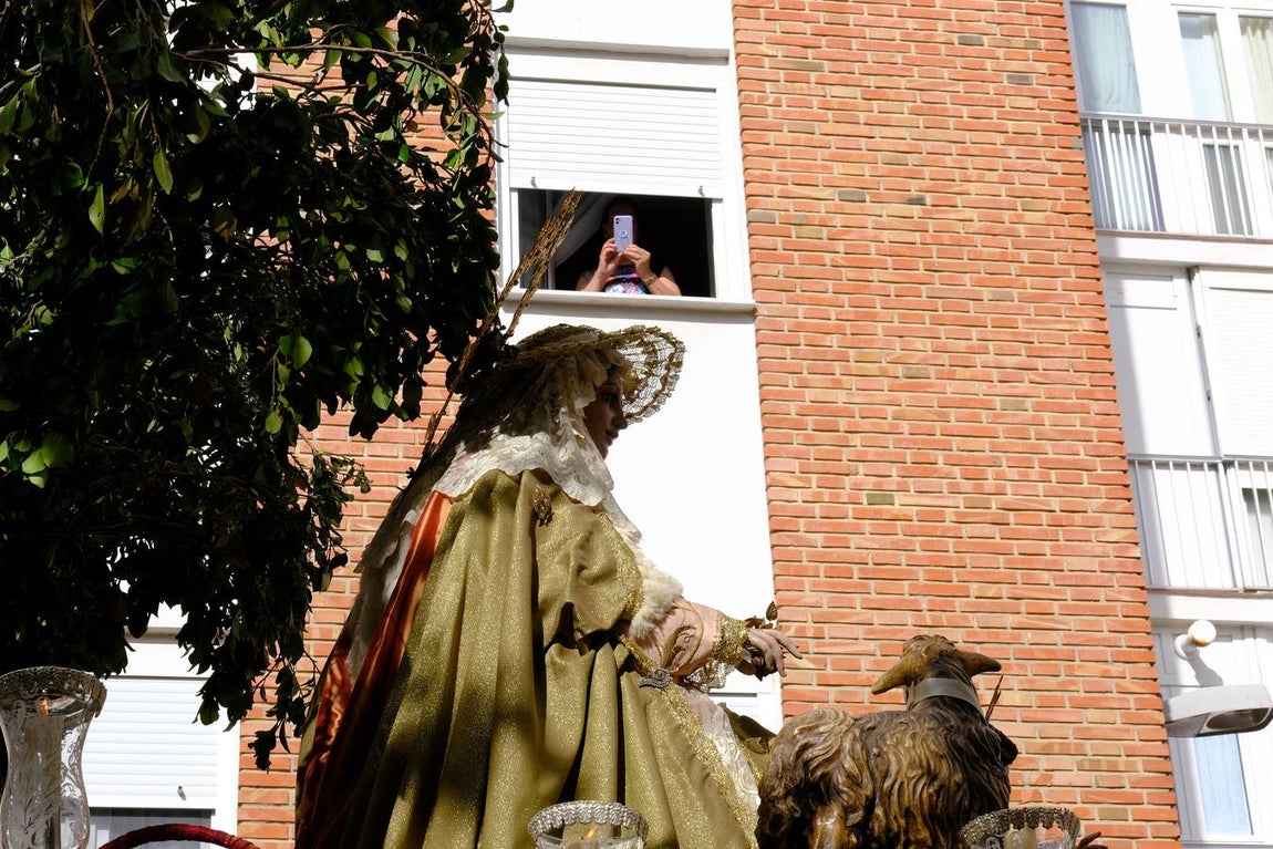 Vídeo: La Pastora de Trille recorre las calles de Cádiz
