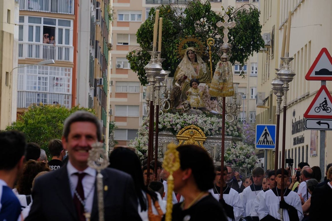 Vídeo: La Pastora de Trille recorre las calles de Cádiz