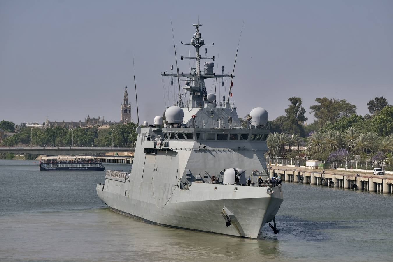 Llegada del BAM 'Audaz' al muelle de las Delicias de Sevilla. J.M. SERRANO