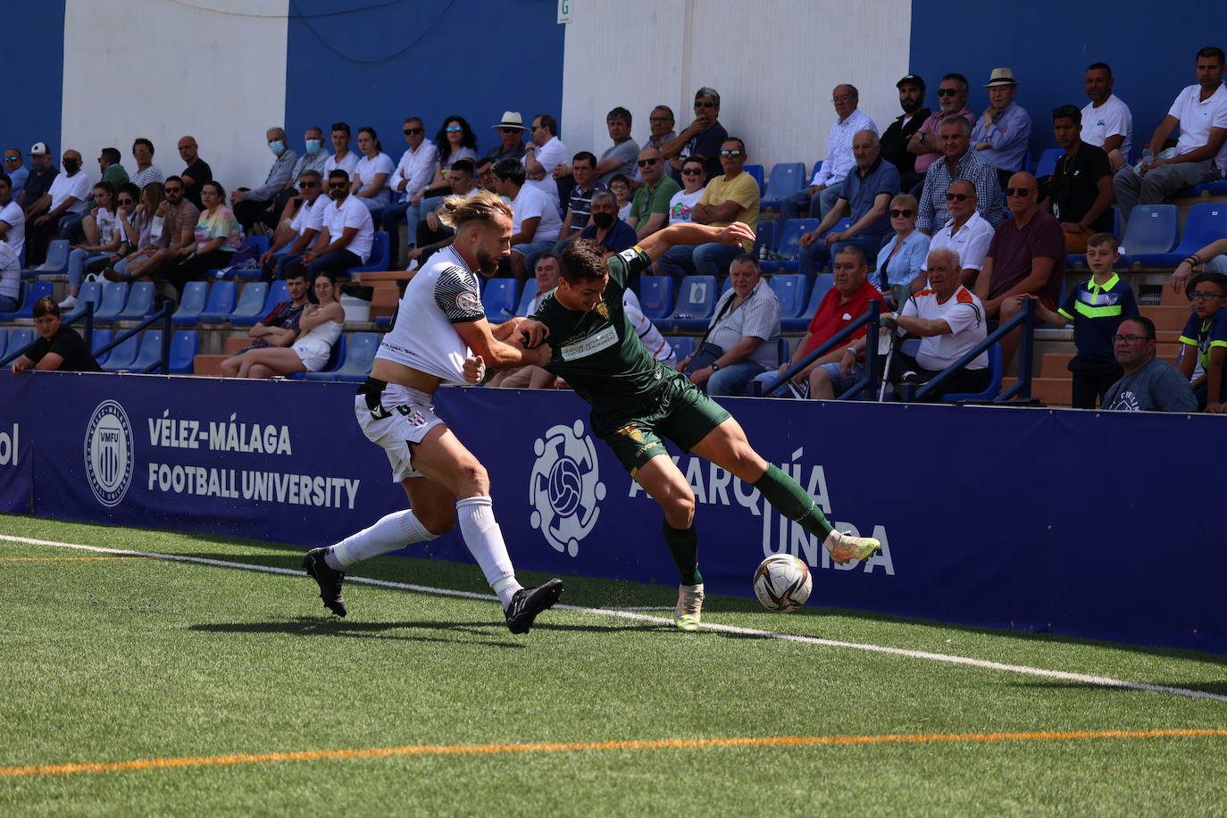 Las mejores jugadas y el ambiente cordobesista del Vélez CF - Córdoba CF, en imágenes