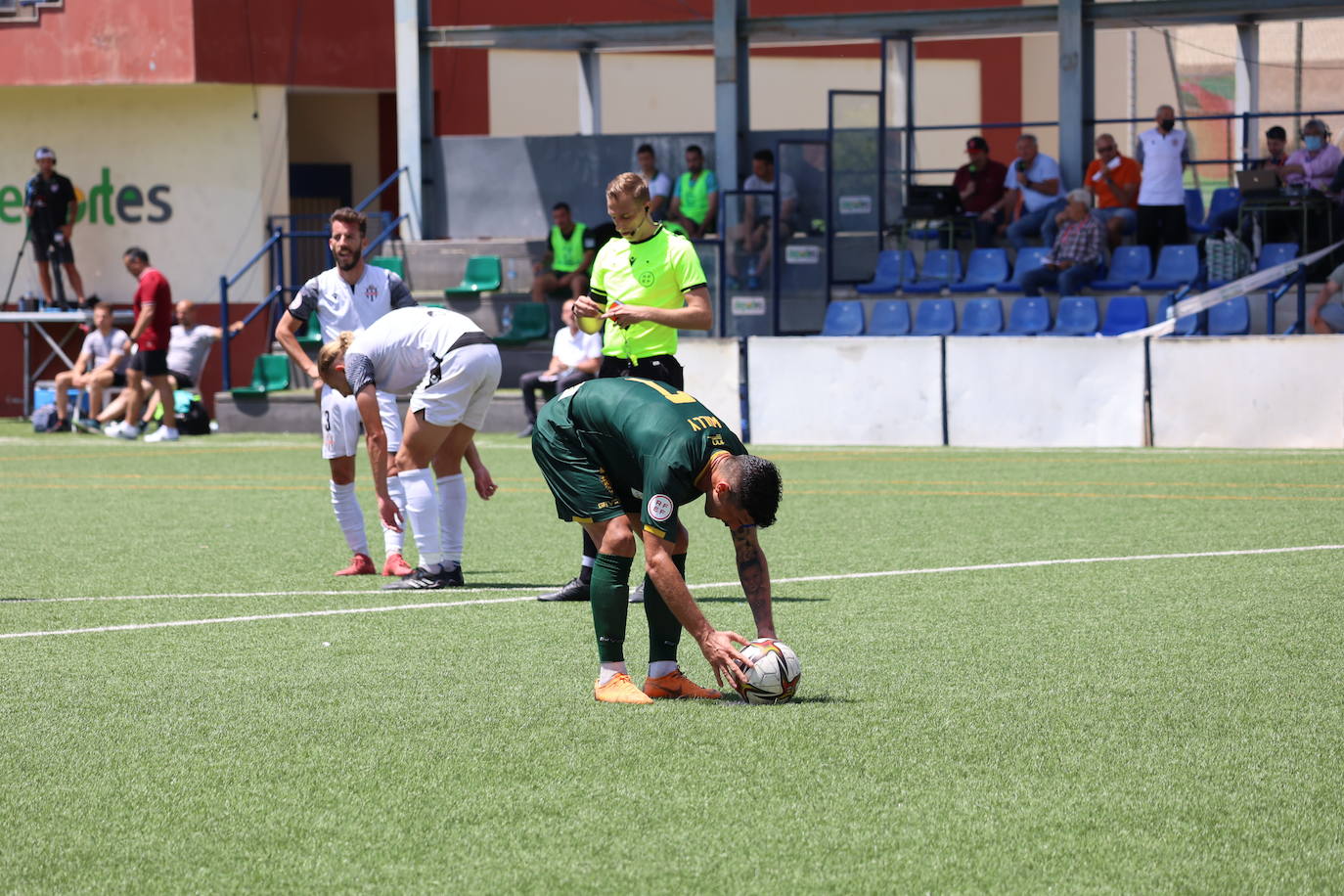 Las mejores jugadas y el ambiente cordobesista del Vélez CF - Córdoba CF, en imágenes