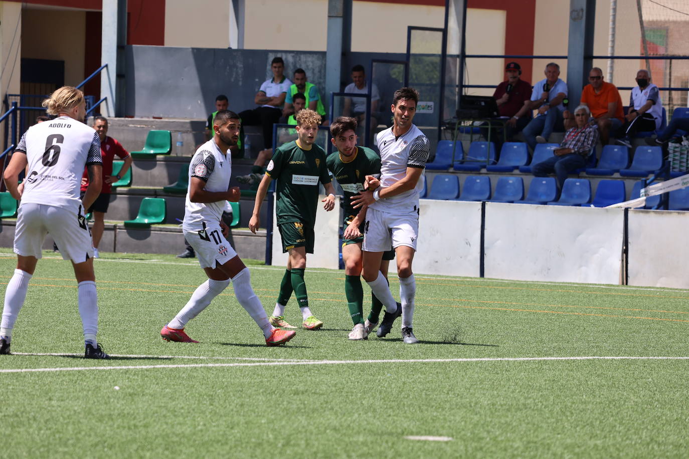 Las mejores jugadas y el ambiente cordobesista del Vélez CF - Córdoba CF, en imágenes