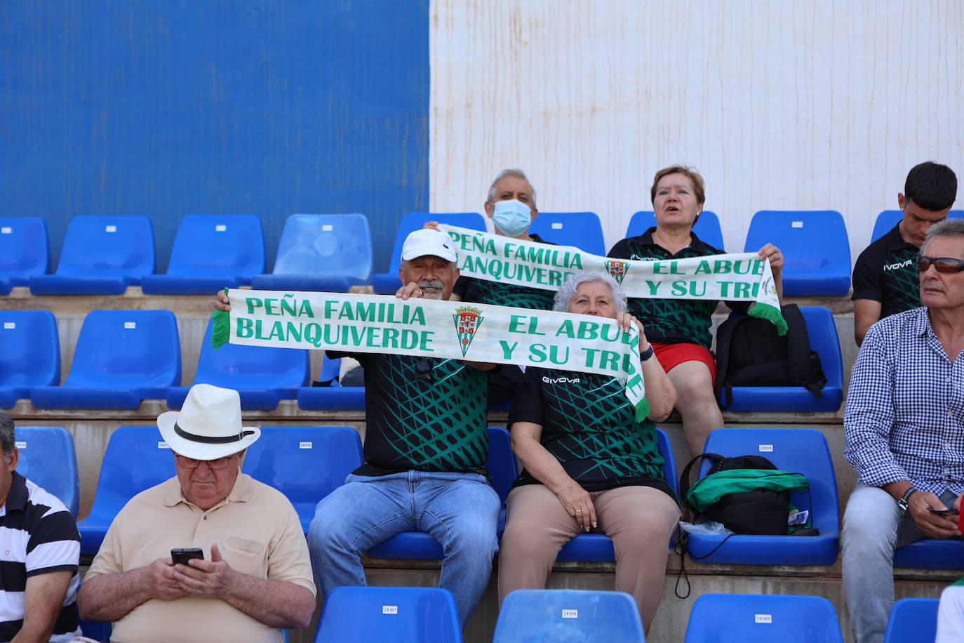 Las mejores jugadas y el ambiente cordobesista del Vélez CF - Córdoba CF, en imágenes