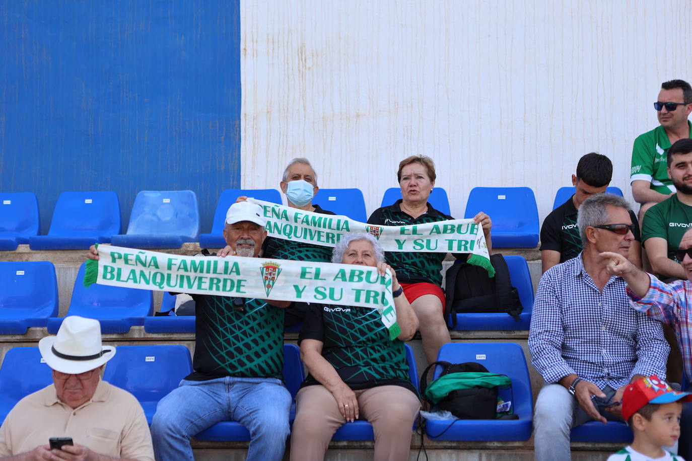 Las mejores jugadas y el ambiente cordobesista del Vélez CF - Córdoba CF, en imágenes