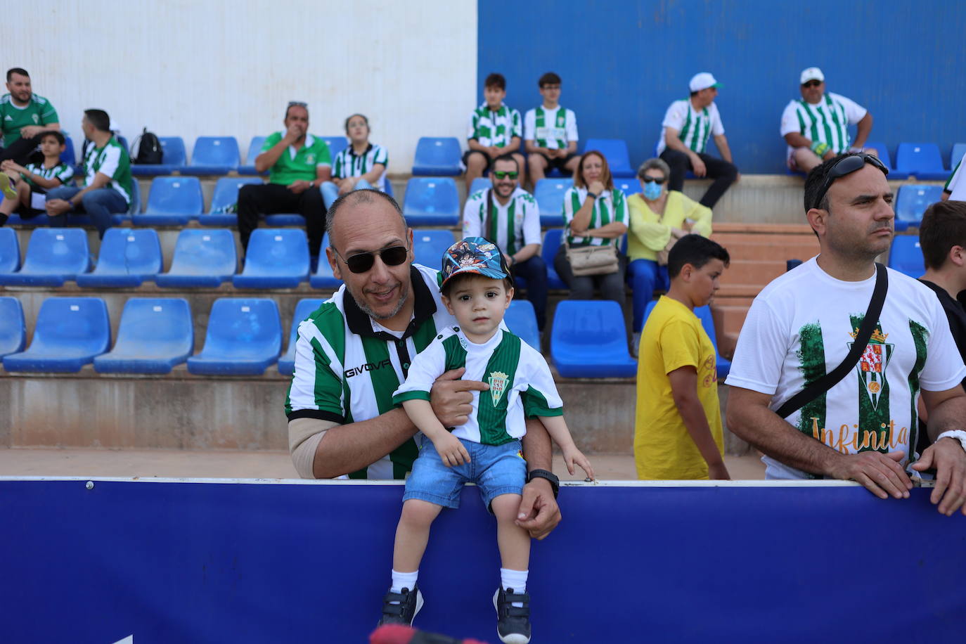 Las mejores jugadas y el ambiente cordobesista del Vélez CF - Córdoba CF, en imágenes