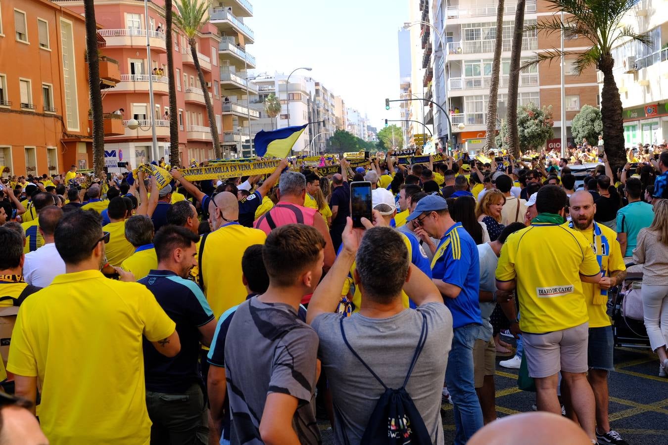 Fotos: Recibimiento a los autobuses del Real Madrid y del Cádiz en Carranza