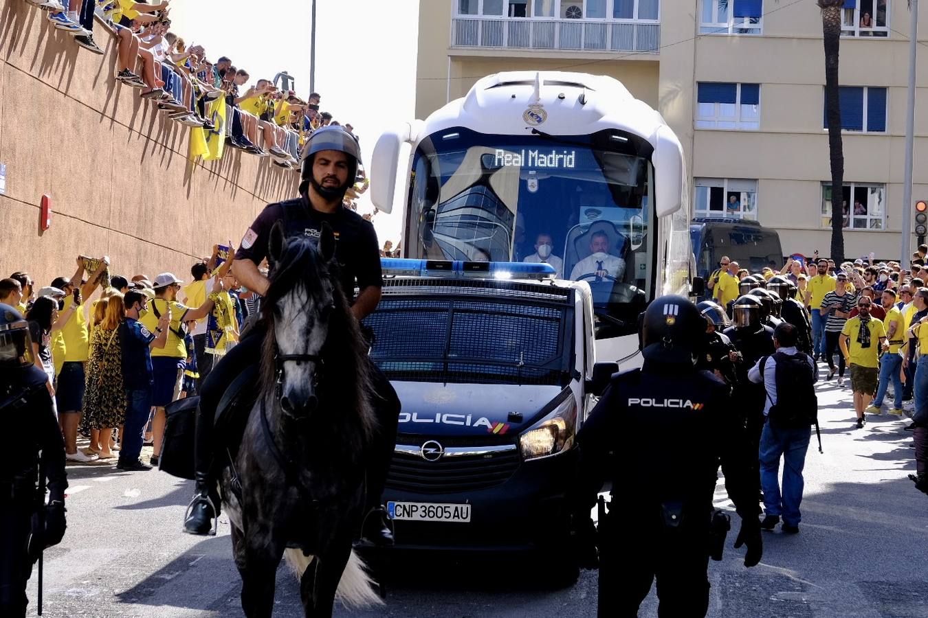 Fotos: Recibimiento a los autobuses del Real Madrid y del Cádiz en Carranza