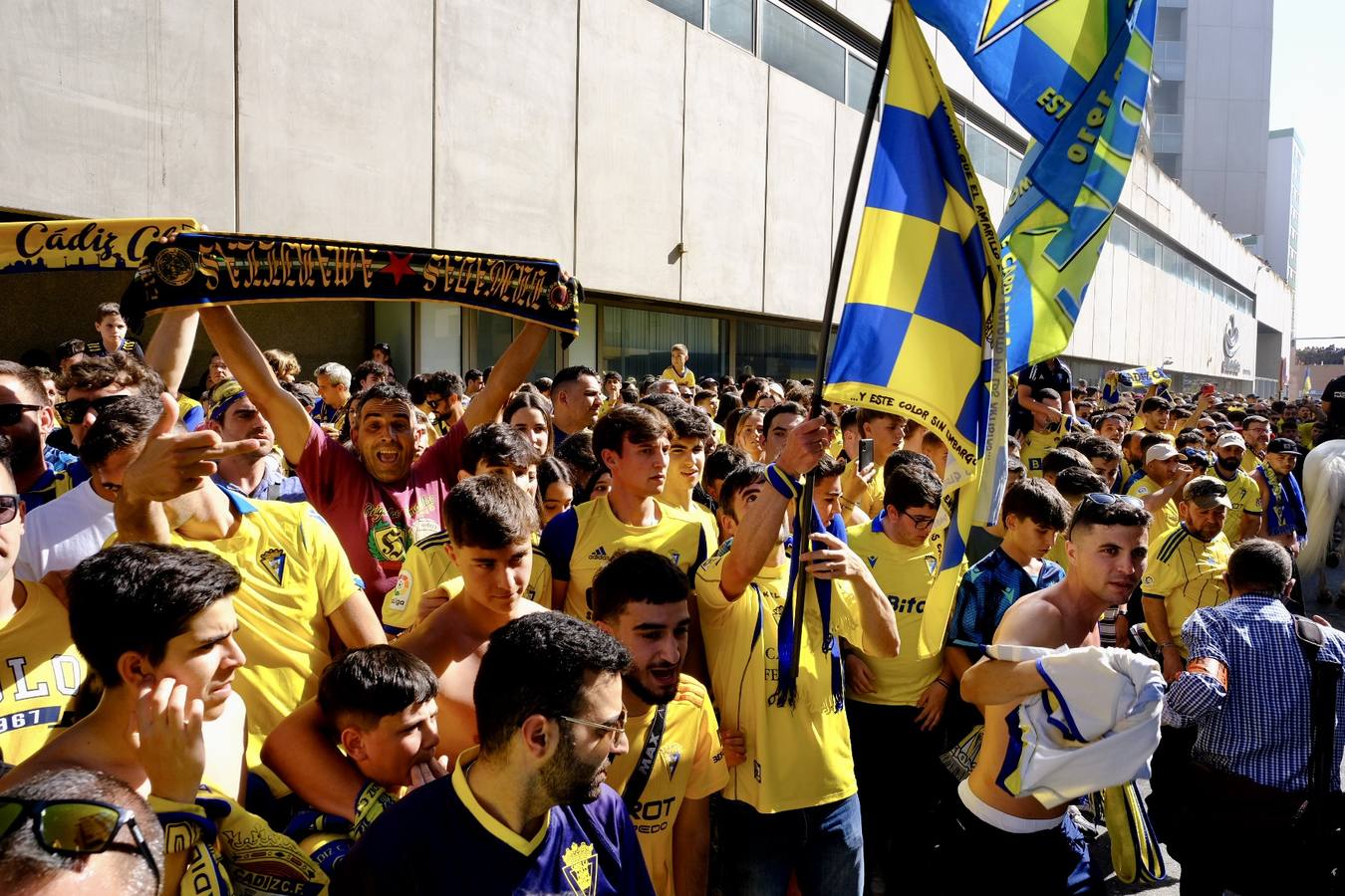 Fotos: Recibimiento a los autobuses del Real Madrid y del Cádiz en Carranza