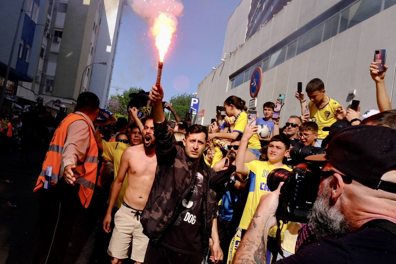 Fotos: Recibimiento a los autobuses del Real Madrid y del Cádiz en Carranza