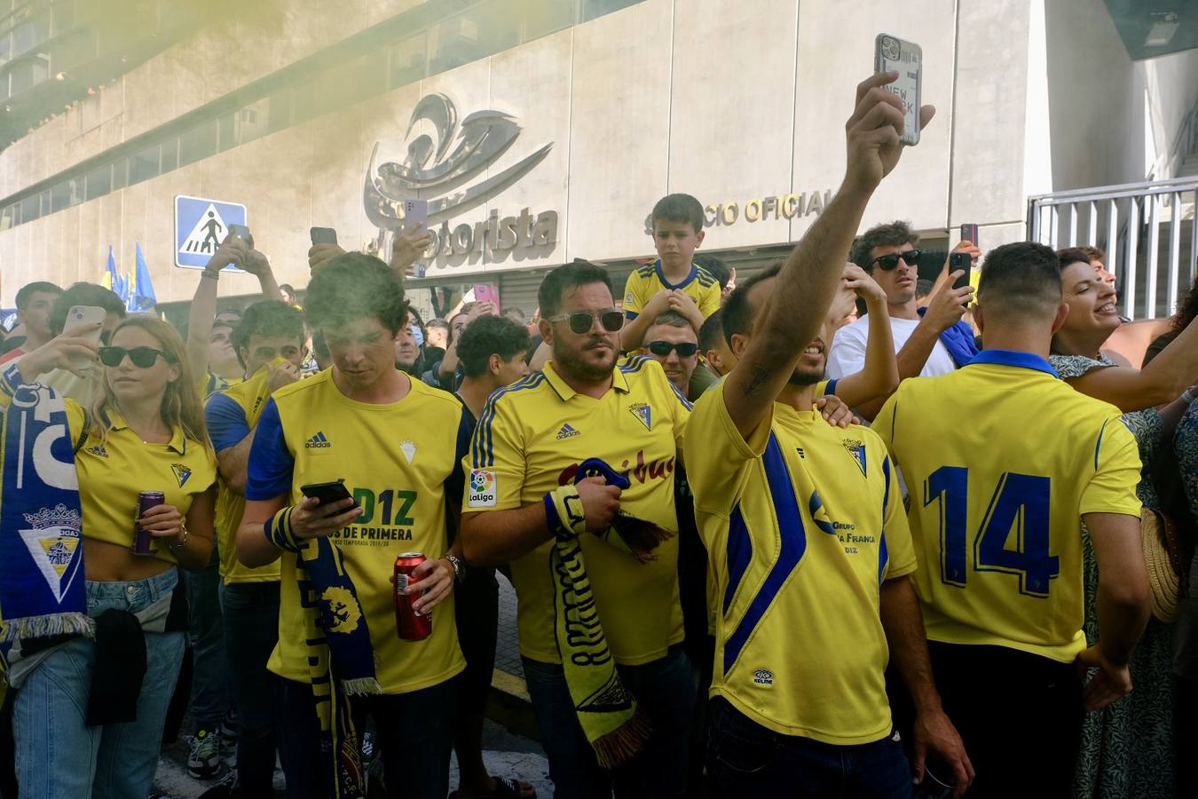 Fotos: Recibimiento a los autobuses del Real Madrid y del Cádiz en Carranza