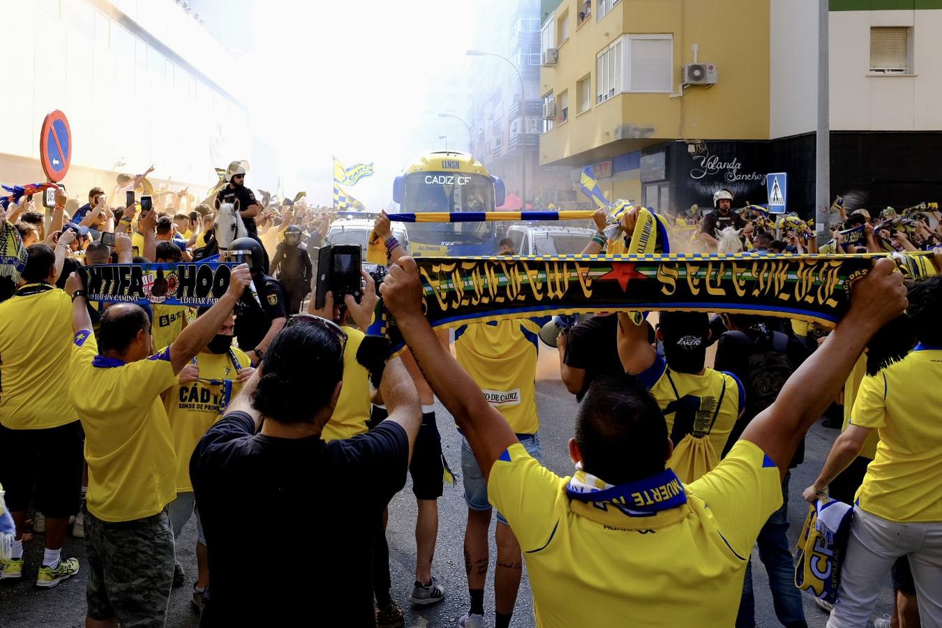 Fotos: Recibimiento a los autobuses del Real Madrid y del Cádiz en Carranza