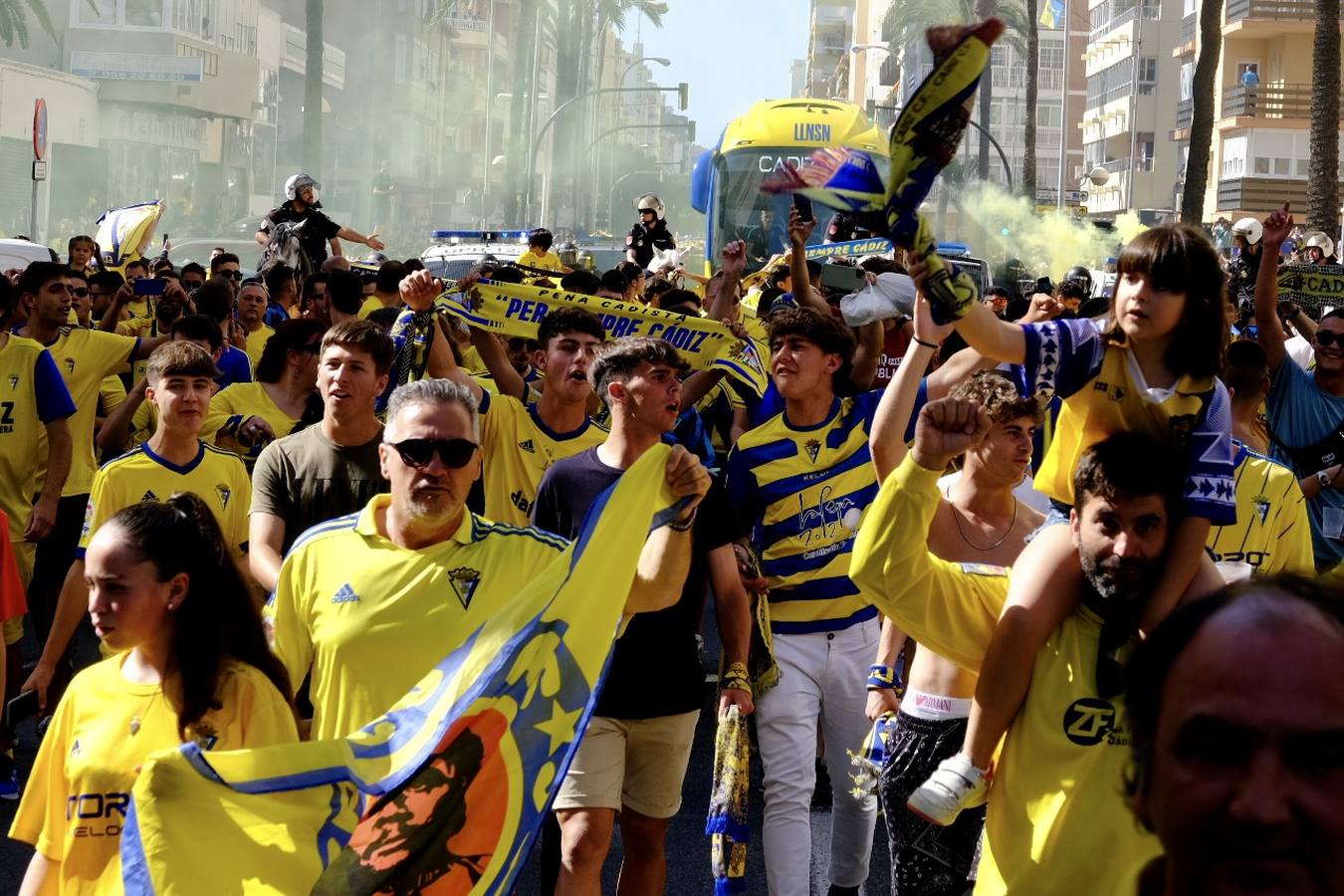 Fotos: Recibimiento a los autobuses del Real Madrid y del Cádiz en Carranza