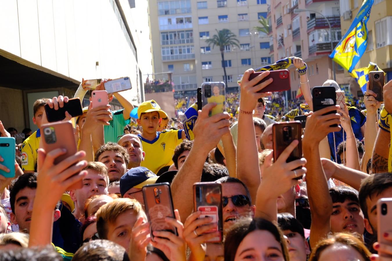 Fotos: Recibimiento a los autobuses del Real Madrid y del Cádiz en Carranza