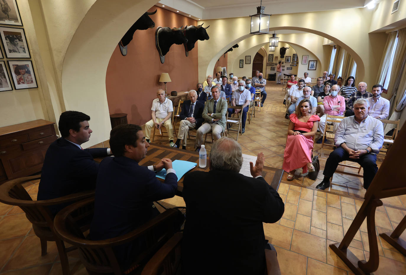 La conferencia sobre Antonio Bienvenida en Córdoba, en imágenes