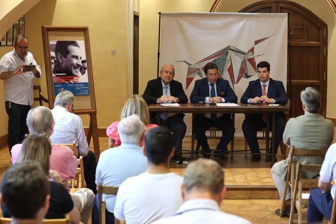 La conferencia sobre Antonio Bienvenida en Córdoba, en imágenes