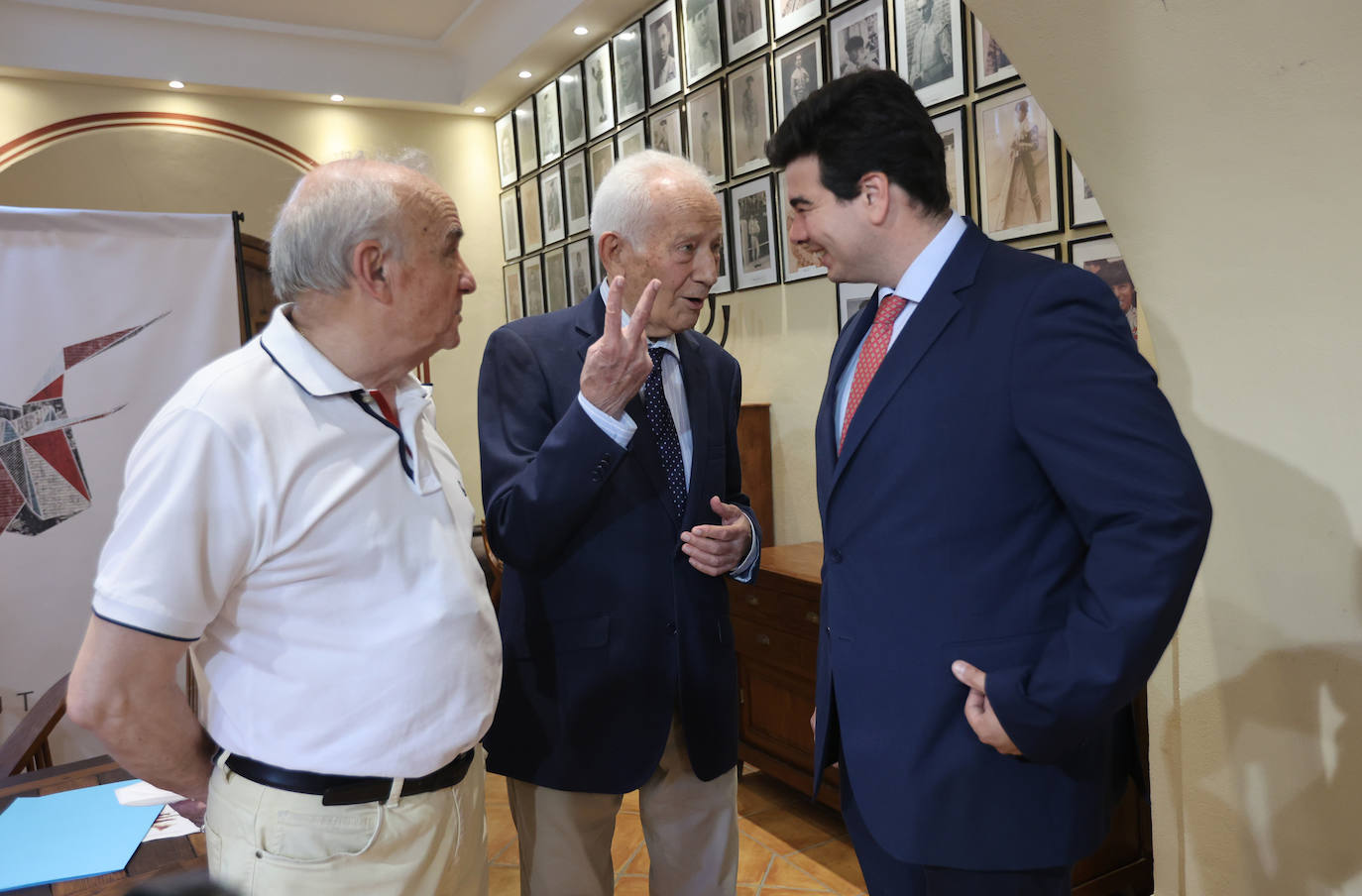 La conferencia sobre Antonio Bienvenida en Córdoba, en imágenes