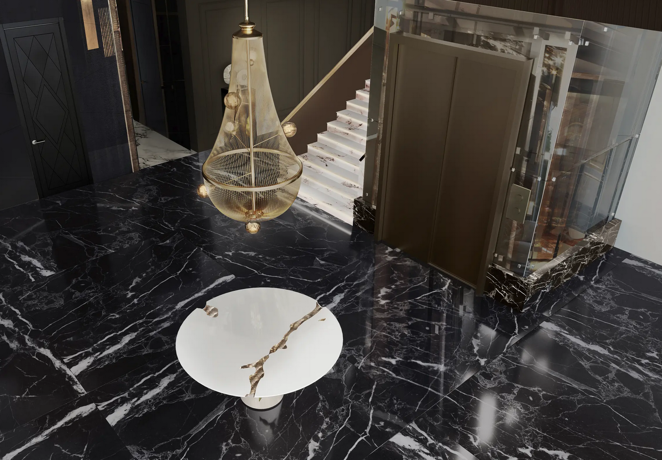 Villa de lujo en San Petersburgo. Exquisita y refinada, así es la entrada de esta exclusiva mansión en la que destacan sus techos altos y sus suelos de mármol y que cuenta con ascensor propio. En esta estancia llama la atención la original lámpara de Boca do Lobo y la mesa de mármol blanco Empire Round Table.