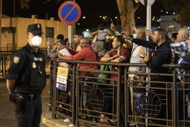 Grupos de personas esperan la reapertura de la frontera de España y Marruecos. 