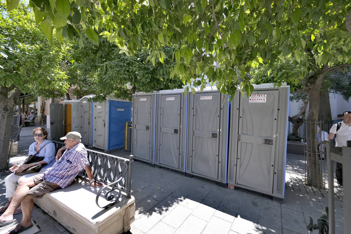 Urinarios portátiles instalados en zonas turísticas de Sevilla. J.M. SERRANO