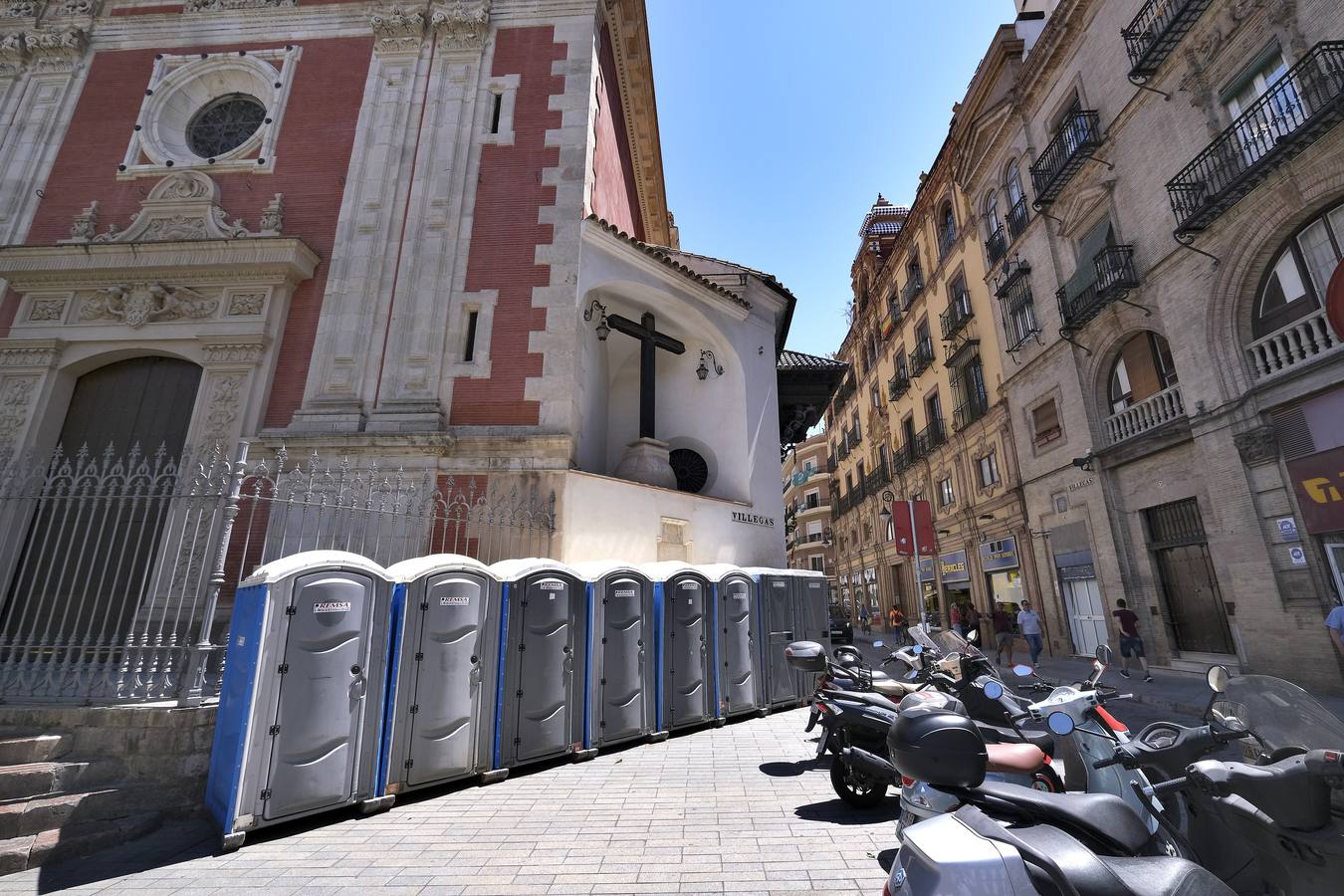 Urinarios portátiles instalados en zonas turísticas de Sevilla. J.M. SERRANO