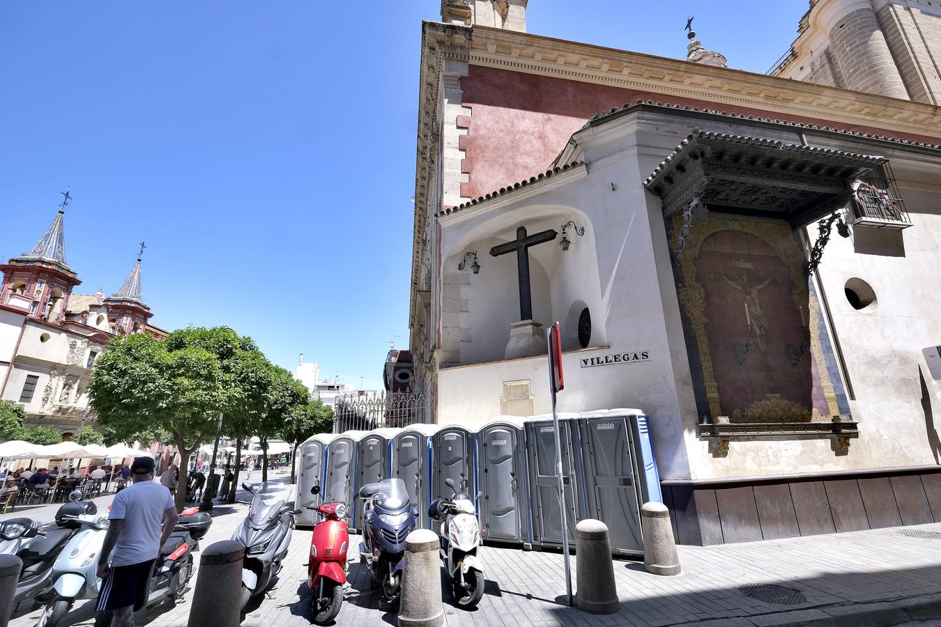 Urinarios portátiles instalados en zonas turísticas de Sevilla. J.M. SERRANO