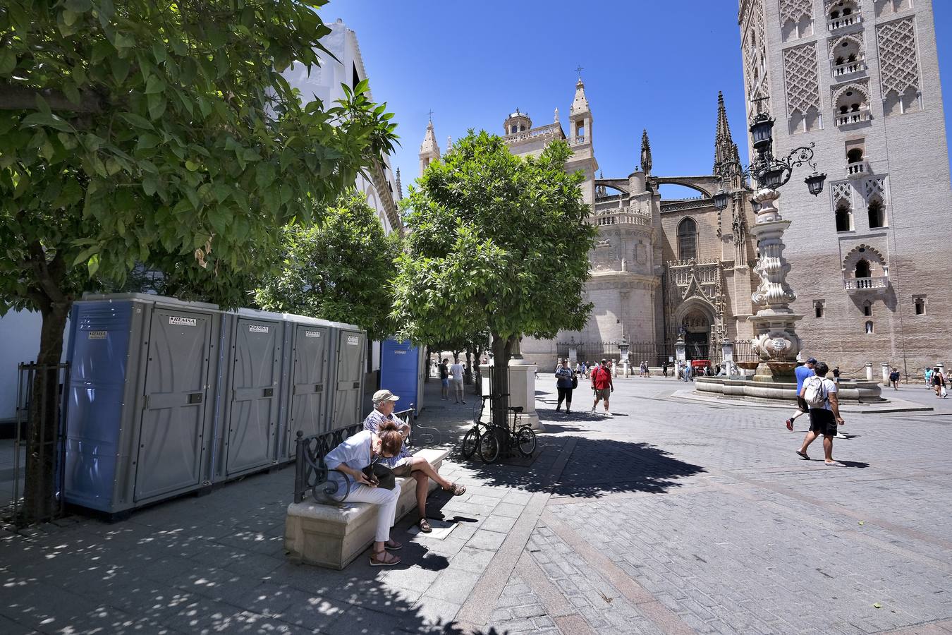 Urinarios portátiles instalados en zonas turísticas de Sevilla. J.M. SERRANO