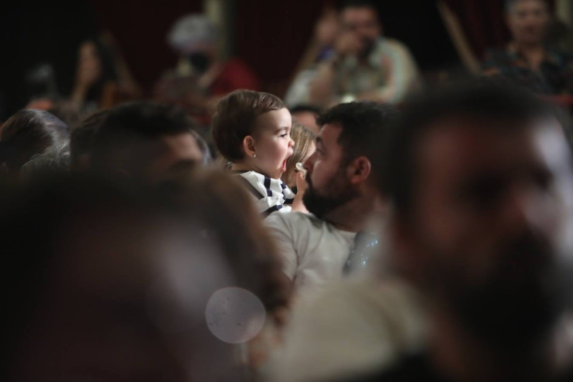 Fotos: Búscate en el Falla. Ambiente en el COAC en la primera sesión de preliminares 2022