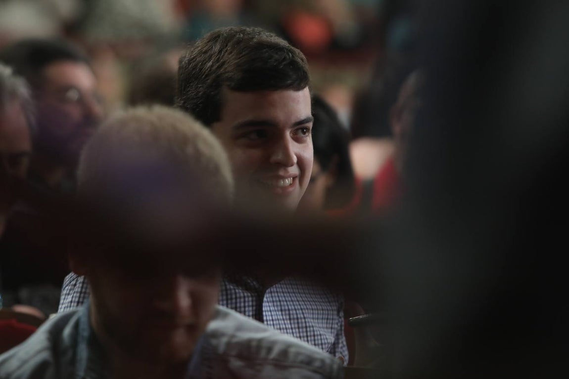Fotos: Búscate en el Falla. Ambiente en el COAC en la primera sesión de preliminares 2022